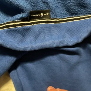 Blå mjukisbyxor från Sail Racing - Snygga blå mjukisbyxor från Sail Racing med snörning i midjan och en bakficka. Perfekta för en avslappnad stil. Byxorna har en logotyp på benet och är gjorda i ett mjukt material.