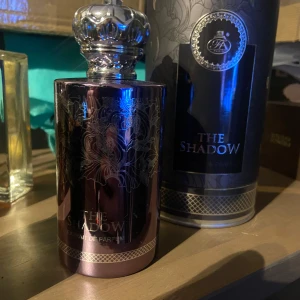 The Shadow - 95%+ liknelse till LV Ombré Nomade. En juvlig söt hallon doft med en grov oud på följt av ros och rökelse i bakgrunden. Detta är inte för vem som helst utan endast riktiga MÄN kan bära denna 💪🏼💪🏼