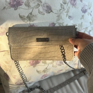 Beige axelväska med krokodilmönster  - Som ny, en fin liten väska