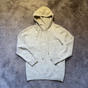 Merinoull Hoodie | S - Säljer nu denna hoodie gjort av merinoull | Skick: Nyskick | Storlek: Small | Hör av dig vid fundering!