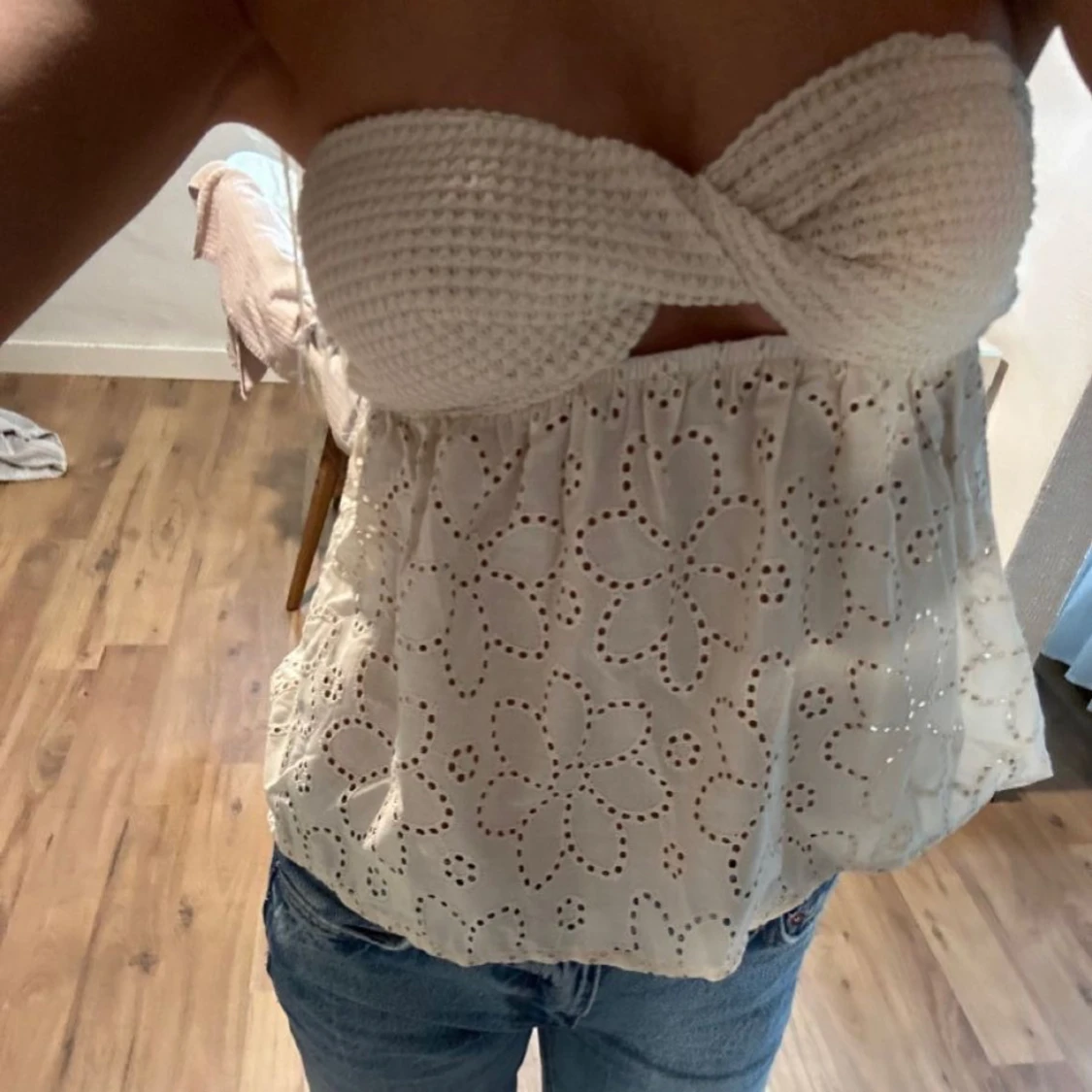 Vit axelbandslös topp