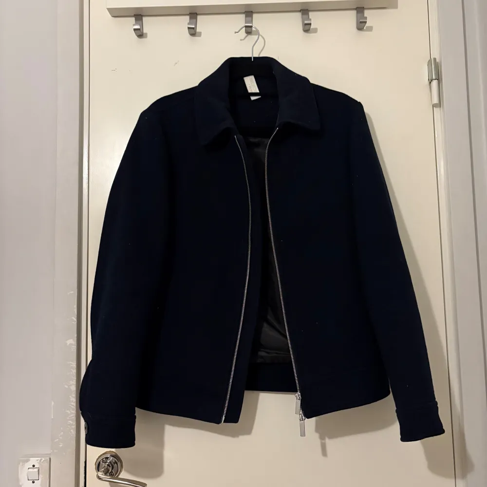 Säljer en Selected Homme jacka i ny skick. Nypris är 2000kr. Takit.