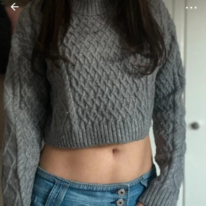 Stickad topp - Säljer denna jätte fina, varma o sköna stickade toppen. Den har inget tecken på användning och är i nyskick. Skulle säga att den passar xs/s