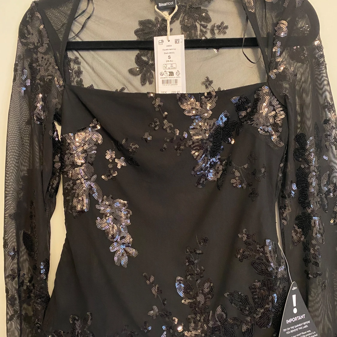 Ny med prislapp topp med paljetter från gina tricot