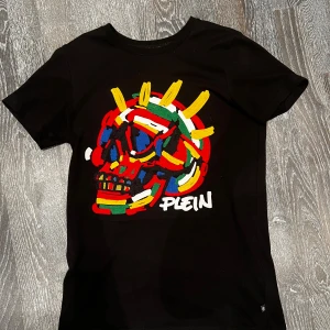 Philipp Plein T-shirt  - Säljer en riktigt snygg philipp plein T-shirt i storlek 14-15 år. Passar mig bra som är 170 cm. T-shirten är använd 2-3 gånger. Den är i ett väldigt bra skick. Nypris skulle jag gissa är runt 3,5 tusen