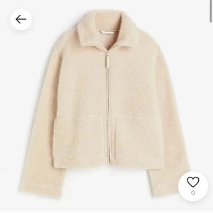 Beige teddyjacka med dragkedja - Mysig beige teddyjacka med dragkedja framtill. Jackan har en hög krage och långa ärmar. Använd ett or gånger men skulle inte säga att det är något man ser så jättebra. LÅNADE BILDER !! ❤️🥰