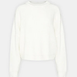 Vit stickad tröja - Säljer en stilren vit stickad tröja med rund hals och långa ärmar. Perfekt för en avslappnad look och enkel att matcha med jeans eller kjol. Tröjan har en mjuk och bekväm passform.