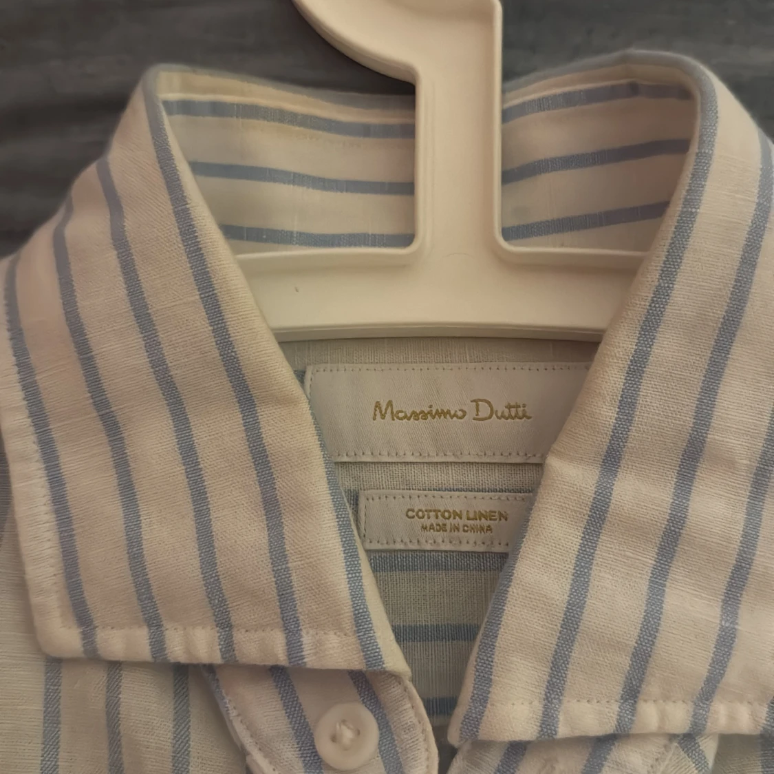 Vit och blå randig skjorta från Massimo Dutti - 1