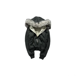 Fur zip hoodie - Säljer en astung fur zip up med galet snygg päls (inte äkta päls) den är jättemysig och håller värmen bra. perfekt nu under de kalla månaderna 🤓kom dm för mått eller andra frågor 🥸👩🏻‍🦽‍➡️