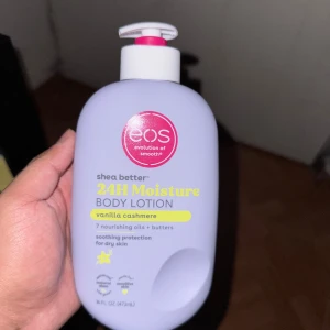 EOS Shea Better 24H Moisture Body Lotion (förbeställning) - Fuktgivande body lotion med doft av vanilj och kashmir. Innehåller sheasmör och sju närande oljor för silkeslen hud. Dermatologiskt testad, glutenfri och vegansk. Befinnes mig i NY kan hämta dem till Sverige då dem är jätte svåra o få tag, så det är bara att hojta till🙌🏽finns även i jordgubb och kokos doften 