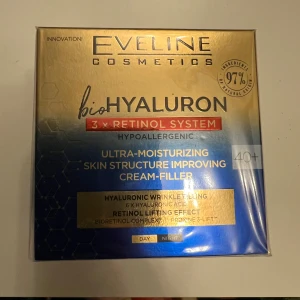 Eveline Cosmetics bioHYALURON Cream-Filler - Eveline Cosmetics bioHYALURON Cream-Filler med 3x Retinol System är en ultra-fuktgivande kräm som förbättrar hudstrukturen. Den är hypoallergen och innehåller hyaluronsyra för att fylla ut rynkor och ge en lyftande effekt. Passar för dag och nattbruk och är speciellt framtagen för 40+ hud.