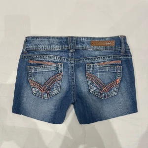 Lågmidjade shorts med supersnygga detaljer🤩 - Midja 38 cm rakt över o gren 19 cm💕klippta ben så går att vika upp benen om man vill! Storlek 5 = xs-s (läs bio innan köp)