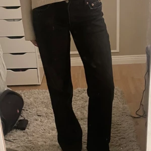 Lågmidjade Zara jeans - Svarta Lågmidjade raka jeans från Zara i stolek 36, innerbenslängden är 85cm