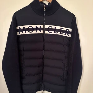Moncler  - Moncler cardigan. Storlek Xl, skick 8.5/10. Pris 4190kr.