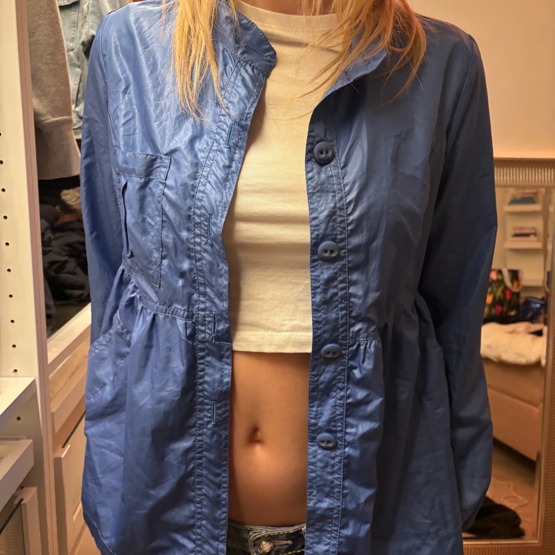 Blå jacka med knappar