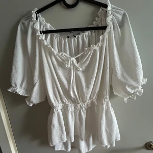 Vit blus med volangdetaljer - Fin blus från Gina i storlek M💕 aldrig använd💕