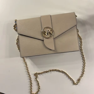 Michael Kors väska - Beige Michael Kors väska  som är i ett bra skick.