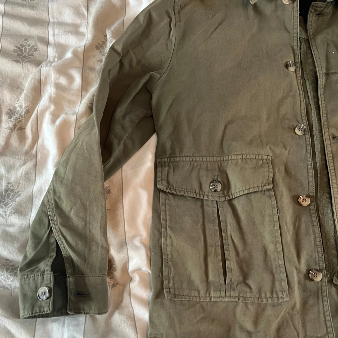 Militärgrön jacka med knappar - 2