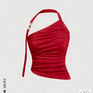 Röd oneshoulder topp - Snygg röd oneshoulder topp med en glittrig finish och justerbar axelrem. Perfekt för en kväll ute eller en speciell tillställning. Toppen har en åtsittande passform som framhäver figuren. Den är helt oanvänd, storlek XS❤️