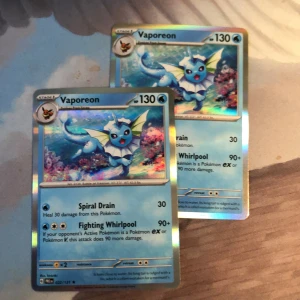 Vaporeon Pokémonkort - Två holo Vaporeon Pokémonkort(022/131)