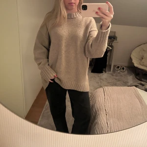 Kashmir tröja  - Säljer min skit snygga Kashmir tröja ifrån cos. Sparsamt använd, är lite nopprig vid armarna men är något som är enkelt att få bort. 