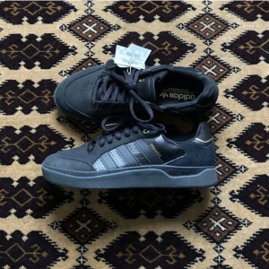 Adidas tyshawn - Ett par helt nya adidas tyshawn, endast testade. Dem var för små i storleken. Sitter mer som en 40-40.5. Cond 10/10. Fri frakt fram tills söndag 9 feb 