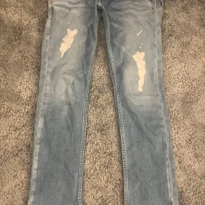 Ljusblå pepe jeans med slitningar - Säljer ett par ljusblå jeans med coola slitningar på framsidan. De har en klassisk femficksdesign och knappgylf. Perfekta för en avslappnad stil. Storlek w28 L32. Skriv om ni vill köpa eller har några funderingar!💕TRYCK INTE PÅ KÖP NU KNAPPEN