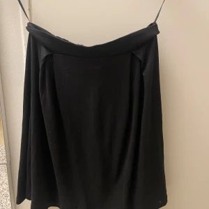 Svart kjol från Vila - Snygg svart kjol från Vila i en klassisk design. Kjolen har en enkel och stilren look med en bekväm passform. Perfekt för att matcha med olika toppar och accessoarer.