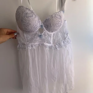 Spets korsett - En vit/blå spets korsett med blommiga broderier och justerbara axelband samt pushup💙🤍Oanvänd och i nyskick!