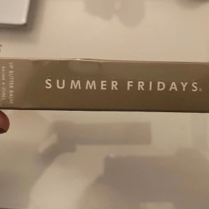 Hell ny Lip Butter Balm från Summer Fridays - Säljer en Lip Butter Balm från Summer Fridays. Förpackningen är stilren och elegant i en beige ton. Perfekt för att hålla läpparna mjuka och återfuktade.