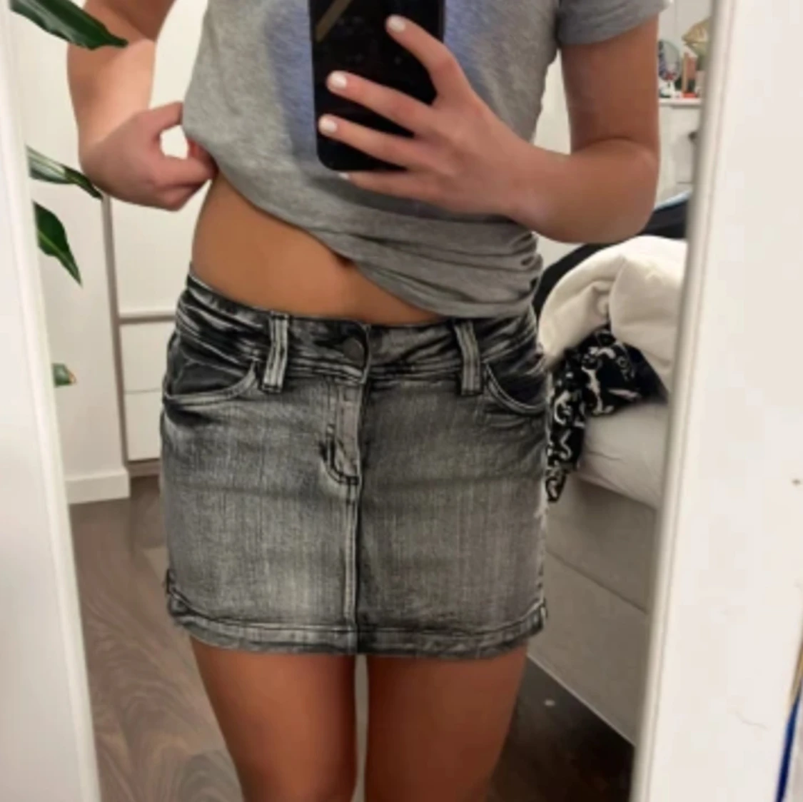 Grå jeanskjol med stjärndetaljer