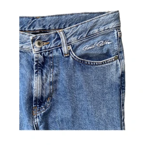 Sweet SKTBS jeans - Ljusblå Sweet Skateboarding co jeans i bra skick. Byxorna är lite slitna vid hälen (se bild 4 & 5) och har ett litet hål vid ena höften (se bild 3) men annars jättesnygga!