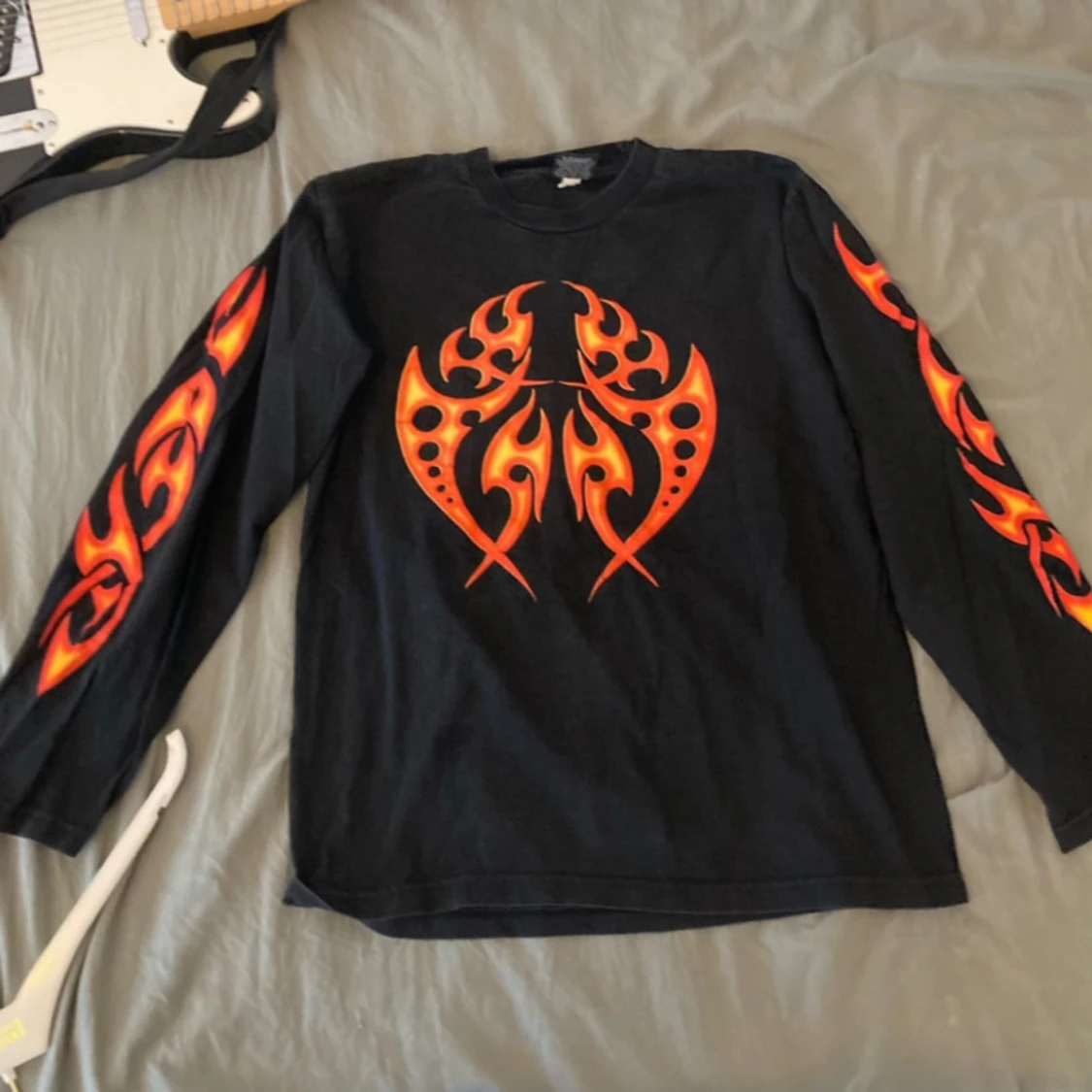 Svart långärmad t-shirt med eldtryck