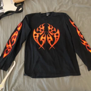 Svart långärmad t-shirt med eldtryck - Nice svart långärmad t-shirt från beyond retro i jättebra skick 🔥 100% bomull 