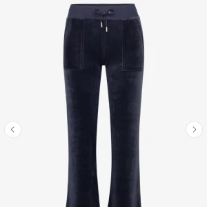 Mörkblå mjukisbyxor från Juicy Couture - Säljer mina Juicy Couture byxor i och med att dom inte kommer till så stor användning längre💗 Skit snygga och håller en varm💗