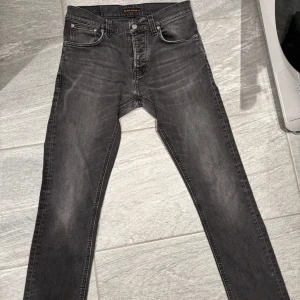 Nudie-jeans - Snygga grå jeans från nudie. Generellt i väldigt bra bortsett från en mindre defekt i skrevet som ja lagade för några månader sen. Säljs då de har blivit för små!