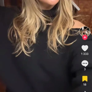 Stickad polotröja  - As cool polotröja från gina med öppnen axel🩷🩷