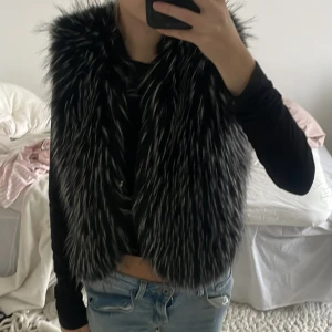 Svart pälsväst - Snygg svart pälsväst.