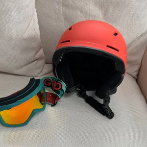 Orange hjälm från Everest med MIPS - Säljer en snygg orange hjälm från Everest med MIPS-teknologi för extra säkerhet. Inkl skidglasögon. Hjälmen har justerbar passform och ventilationshål för komfort. Perfekt för vintersport och äventyr i backen. 🏂