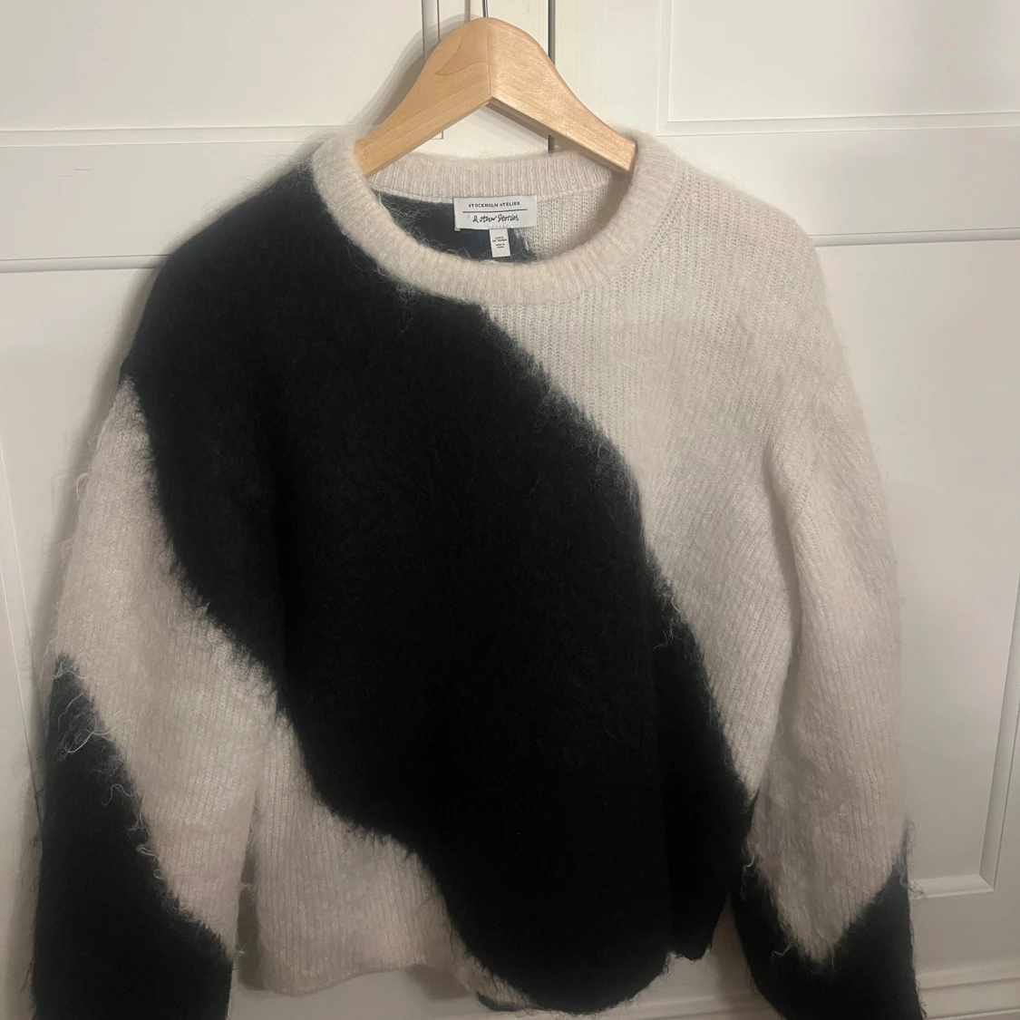 Stickad tröja från & Other Stories - 1