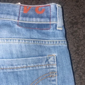 Dondup Jeans - Feta Dondup jeans i storlek W34, Mycket bra skick utan fläckar eller slitningar. Hör av dig vid frågor, priset är inte hugget i sten🙌