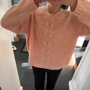 Rosa stickad tröja  - Rosa stickad tröja från C&A. Kan inte hitta storlek men skulle säga S/M. Fint skick. Använd gärna köp nu!