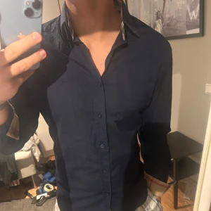 Burberry skjorta - Hej! Säljer burberry Brit i storlek L som är riktigt snygg i färgen marinblå. Släng iväg ett meddelande vid frågor