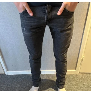 Dondup jeans - Dondup Jeans w33 | skick 9/10 | Passform slim fit |Modellen på bilden är 185 cm och vägen 70 kg | Nypris 3500:- | Skriv vid funderingar!