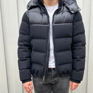 Ralph Lauren jacket - Säljer denna snygga höst/vinterjacka från Ralph lauren. Modellen heter:Water-Resistant Hybrid Down Jacket Collection Nvy Glsy/Navy Wl. Passar perfekt på vintern, luvan går att ta av. Slutsåld och väldigt sällsynt, mitt pris 5000. Kvitto finns. Jackan är i bra skick inga hål, eller brister, den har inte använts mycket. Orderbekräftelse finns. Hör av er om ni har frågor. Pris går att diskutera!!