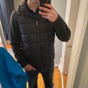 Cardigan från Massimo Dutti - Riktigt schysst quiltad cardigan från Massimo Dutti med dragkedja och huva. Jackan har långa ärmar i ett kontrasterande material och stilrena detaljer. Mycket fint skick:)