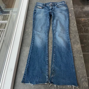 Bootcut diesel jeans - Snygga utsvängda jeans. Inerbenslängd- 86 midjehöjd-23   midjemått rakt över- 42 
