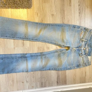 Lågmidjade bootcut jeans  - Snygga ljus blå lågmidjade bootcut jeans från Diesel. Storlek 25. Pris går att diskutera 💕