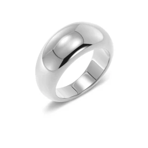 Klassisk silverring - Elegant och tidlös silverring med en slät och blank yta. Perfekt för både vardag och speciella tillfällen. Ringen har en rundad form som ger en bekväm passform. Från Edblad i rostfritt stål och oanvänd💕