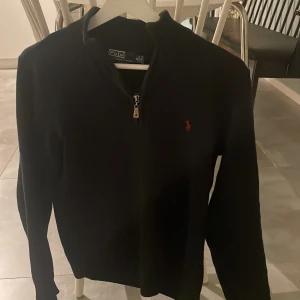 Ralph Lauren half zip - Stilren Ralph Lauren half zip i storleken S. den är i bra skick och är sparsamt använd. Hör av dig vid intresse!
